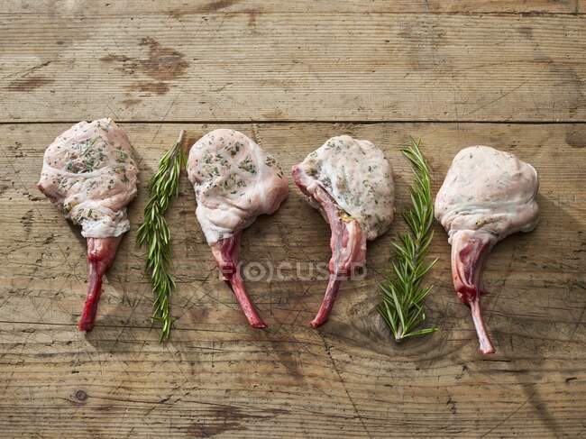 Côtelettes d'agneau aux herbes, prêtes à cuire — Photo de stock
