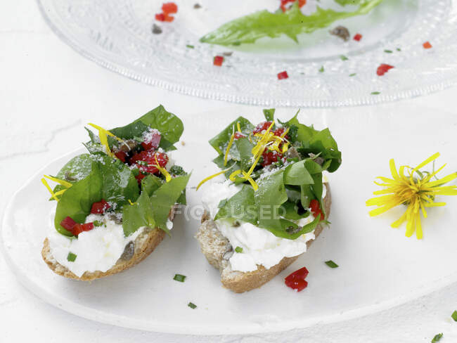 Canapes with ricotta, dandelions and peppers — Stock Photo