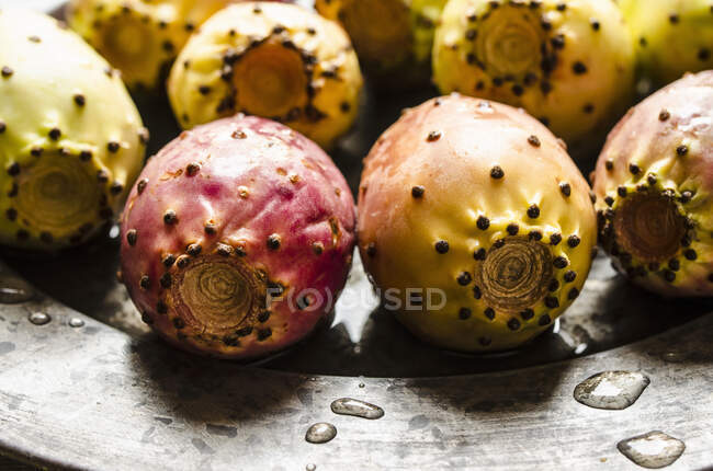 Prickly pears on metal plate (Indian figs) — Stock Photo