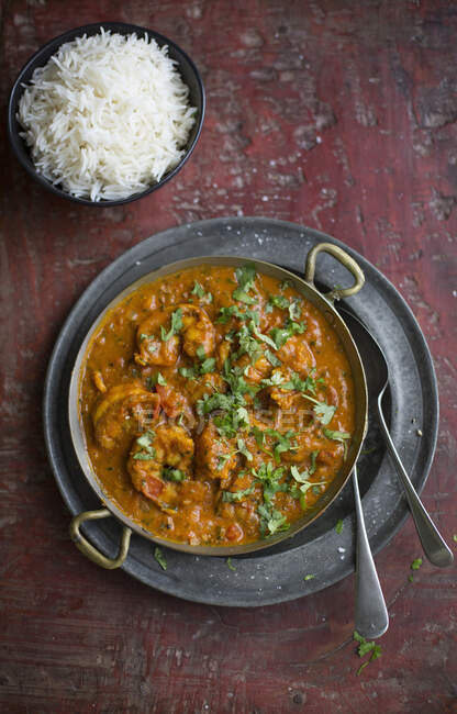 Gambas al curry con arroz - foto de stock