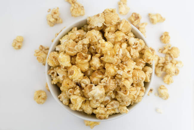 Popcorn in una ciotola bianca — Foto stock