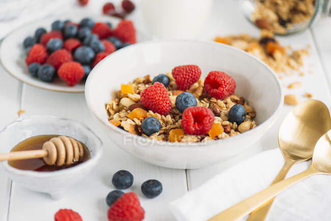 Homemade granola with fresh berries and maple syrup — Stock Photo