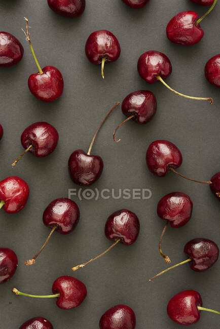 Cherries on a black surface (seen from above) — Stock Photo
