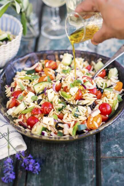 Nudelsalat mit Kritharaki, Tomaten, Gurken und Oliven — Stockfoto