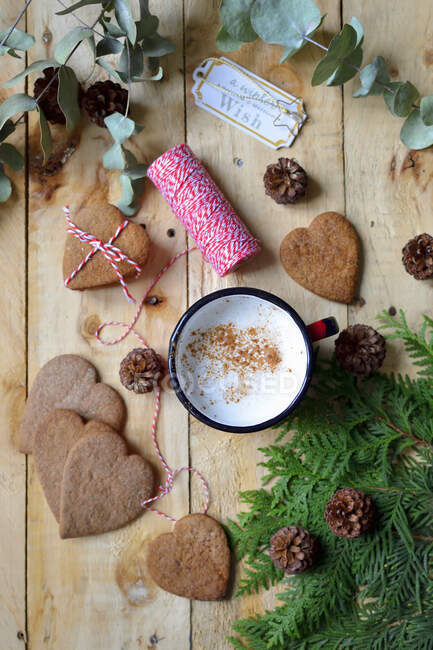 Weihnachtlicher Lebkuchen und Kaffeebecher auf einem Holztisch — Stockfoto
