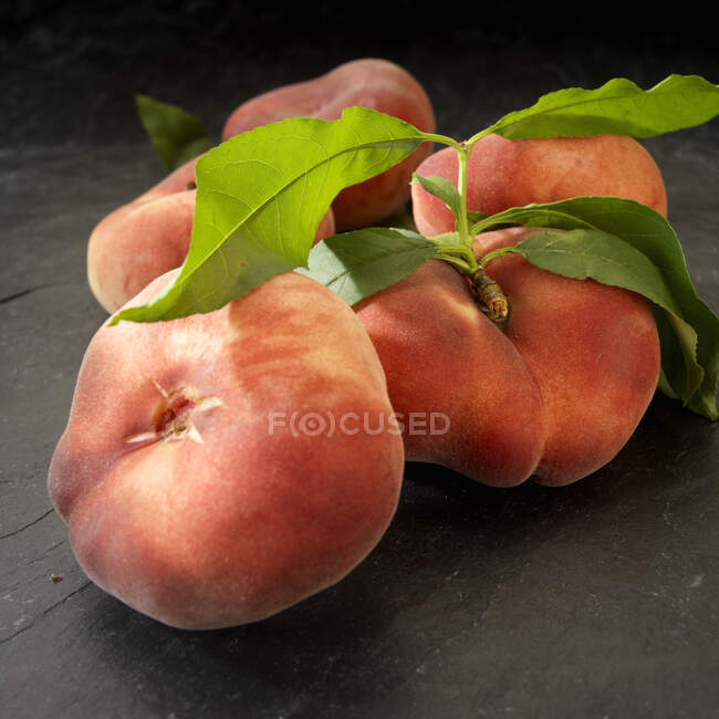 Doughnut peaches (Babcock) on black background — Stock Photo