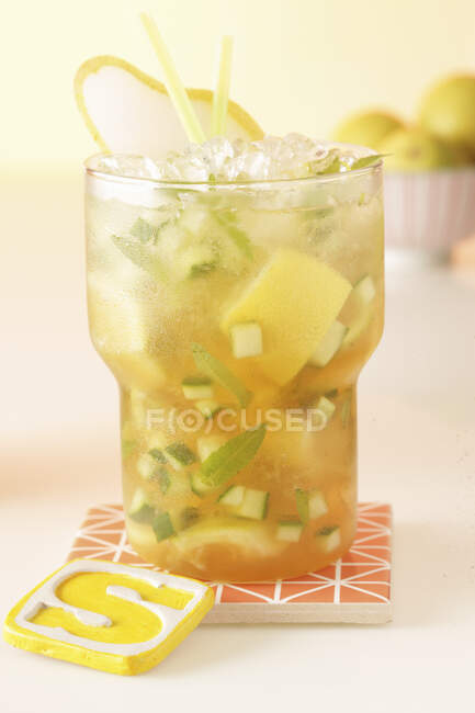 A pear and verbena mojito with cucumber — Stock Photo