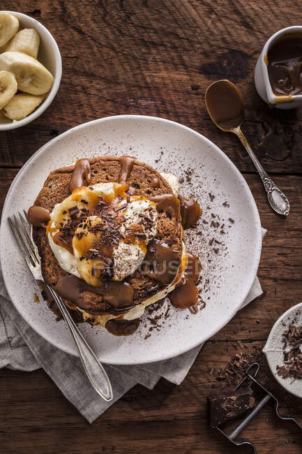 Chocolate and caramel pancakes with bananas — Stock Photo