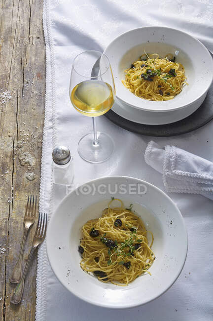 Spaghetti with olives and thyme — Stock Photo