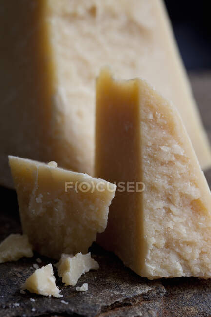Pedaços de queijo parmesão, close up shot — Fotografia de Stock