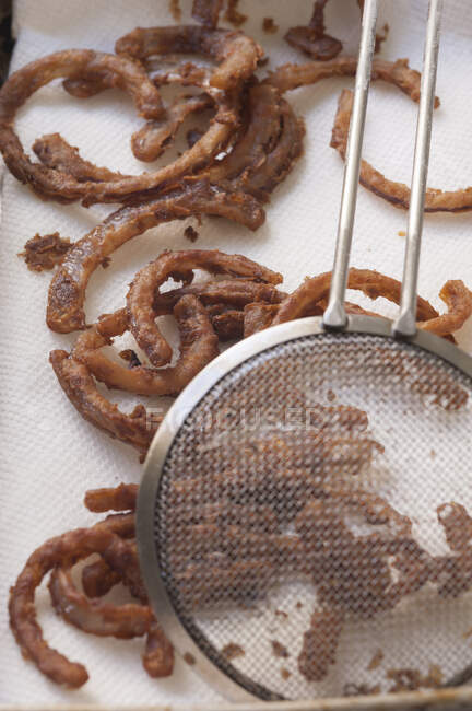 Spicy fried onion rings with honey — Stock Photo