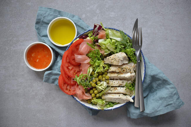 Healthy salad with chicken, green peas and tomatoes — Stock Photo