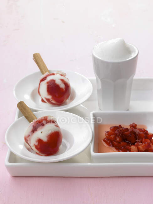 Strawberry-lime ice cream on sticks — Stock Photo