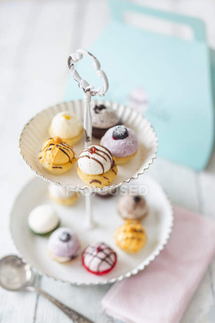 Divers mini cupcakes sur un stand de gâteau — Photo de stock