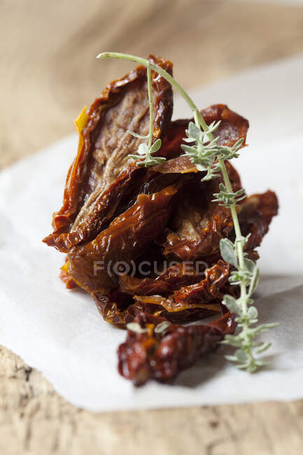 Dried tomatoes with lemon thyme — Stock Photo