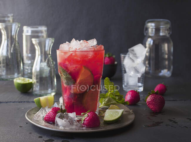 Mojito aux fraises avec glace, chaux et menthe — Photo de stock