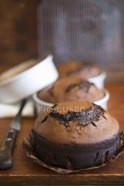 Un pastel de chocolate sin terminar - foto de stock