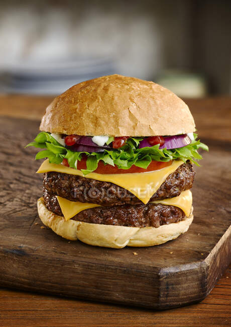 Close-up de deliciosos hambúrgueres duplos com queijo — Fotografia de Stock