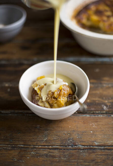 Close-up shot of delicious Sticky mango pudding with custard — Stock Photo