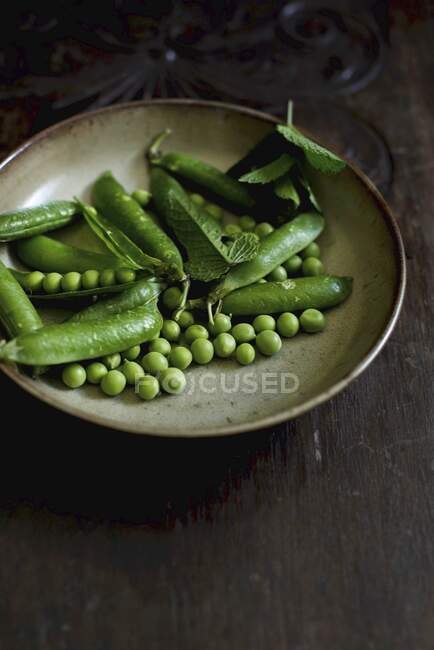 Green peas in a bowl — Stock Photo