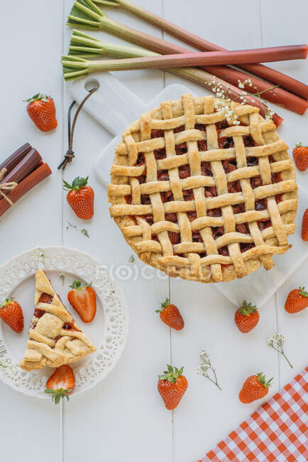 Rhubarb and strawberry pie — Stock Photo