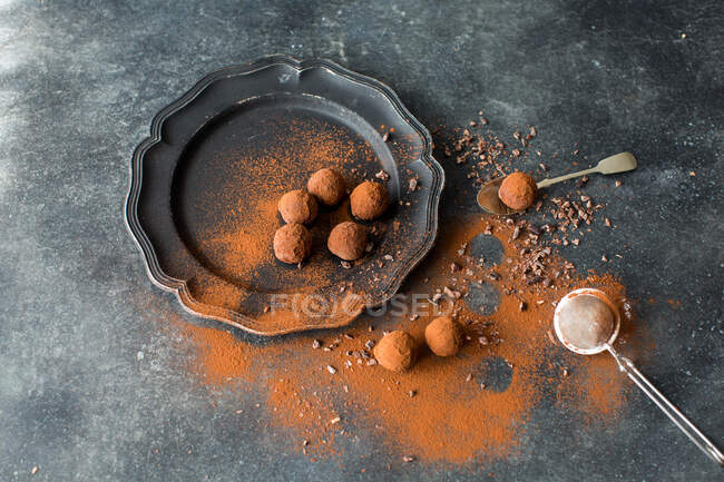 Trufas de chocolate roladas em cacau — Fotografia de Stock