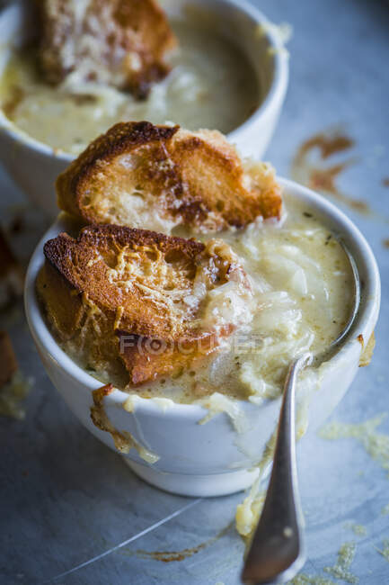 Zuppa di cipolle francesi con crostini al formaggio — Foto stock