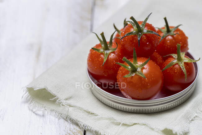 Pomodori ciliegia con gocce d'acqua — Foto stock
