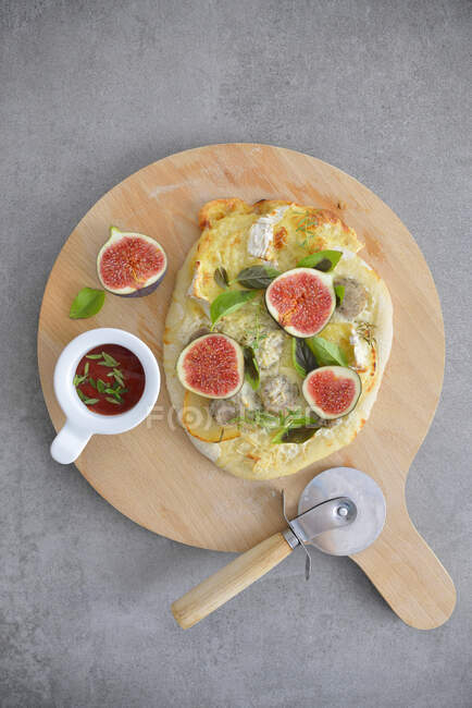 Pizza con higos peras y queso francés - foto de stock