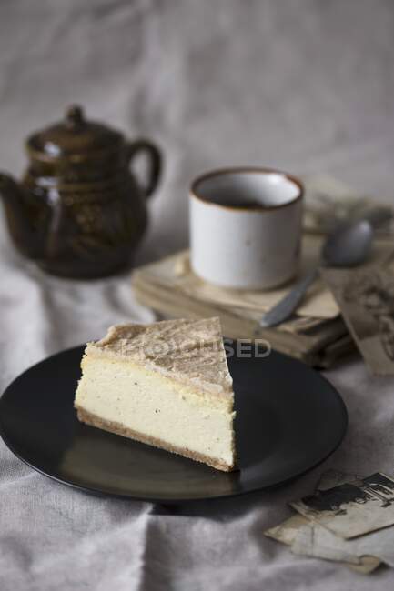 Una rebanada de pastel de queso con mantequilla morena - foto de stock