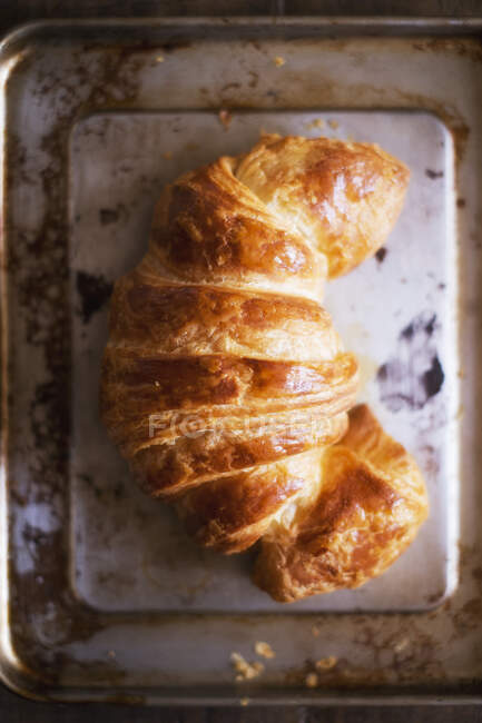 Croissant auf weißem Tuch — Stockfoto