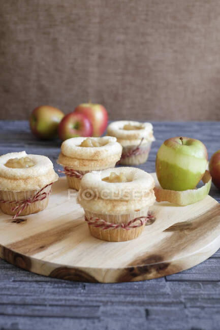 Apple strudel cupcakes on table — Stock Photo
