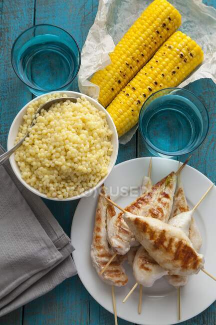 Pollo alla griglia con couscous e mais sulla pannocchia — Foto stock