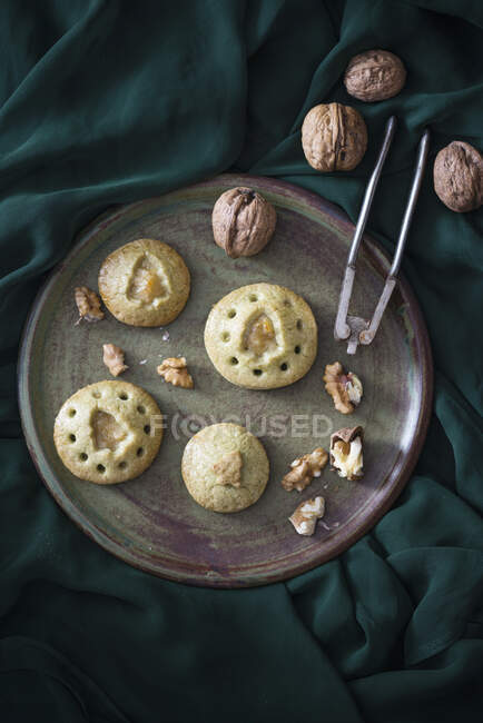 Christmas pies with green tea, apples and walnuts (vegan) — Stock Photo