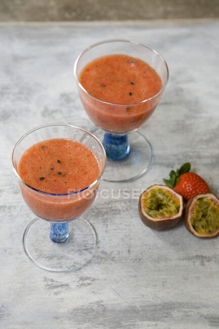 Strawberry and passionfruit smoothie — Stock Photo