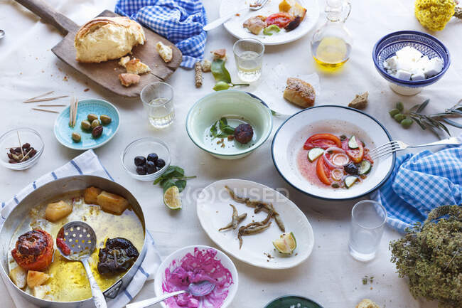 Restos de comida na mesa — Fotografia de Stock