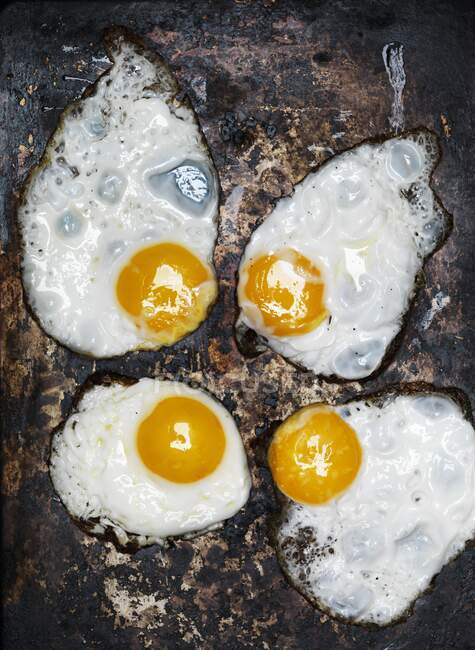 Huevos fritos en bandeja - foto de stock