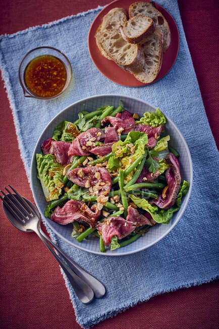 Beef salad with green beans — Stock Photo