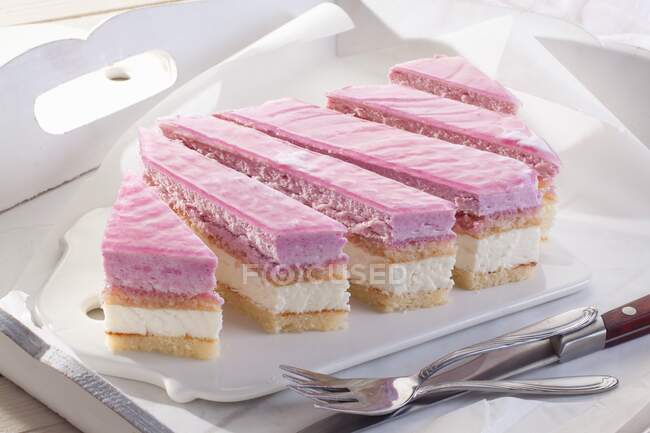 Gâteau en couches avec mousse de framboise — Photo de stock