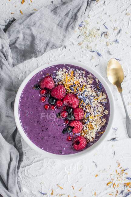 Blueberry Smoothie Bowl with Berries, Blossoms, Chia and Millet Seeds — Stock Photo