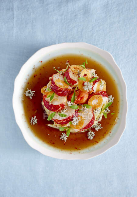 Salada de lagosta com flores comestíveis (vista de cima) — Fotografia de Stock
