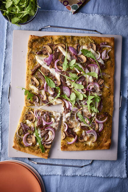 Pizza con confit di anatra, cipolle rosse e rucola — Foto stock