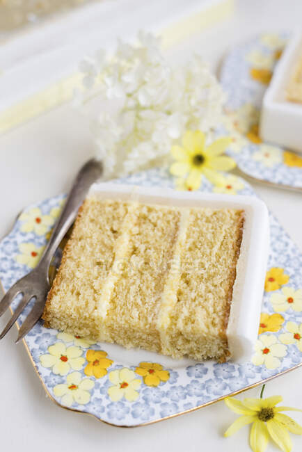 Uma fatia de bolo de limão com um esmalte de açúcar — Fotografia de Stock