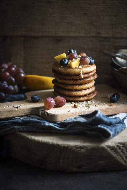 Vegan pancakes with rice syrup, fresh fruit and almonds — Stock Photo