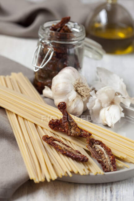 Spaghetti, Knoblauch, getrocknete Tomaten und Olivenöl — Stockfoto