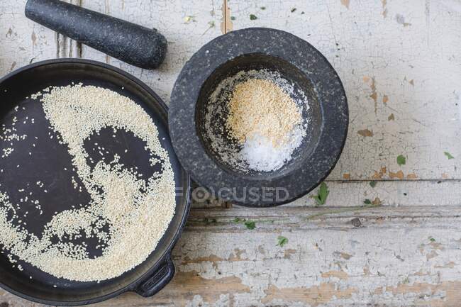 Toasted sesame seeds with salt in a mortar (top view) — Stock Photo