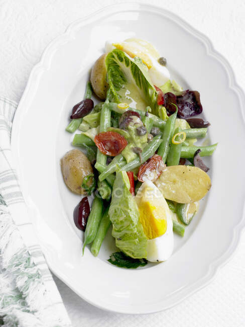 Nicoise Salat mit Kartoffeln, getrockneten Tomaten, grünen Bohnen und Ei — Stockfoto