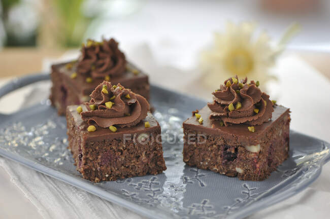 Oatmeal brownies with blackberries, walnuts and chocolate-date frosting (vegan) — Stock Photo