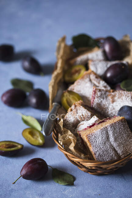 Plum cake in a basket — Stock Photo