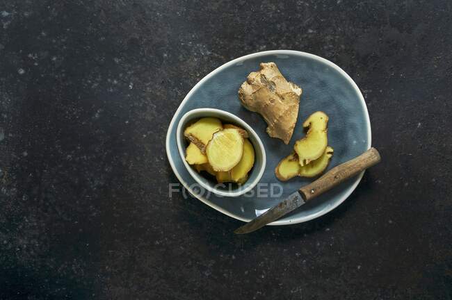 A sliced ginger root — Stock Photo